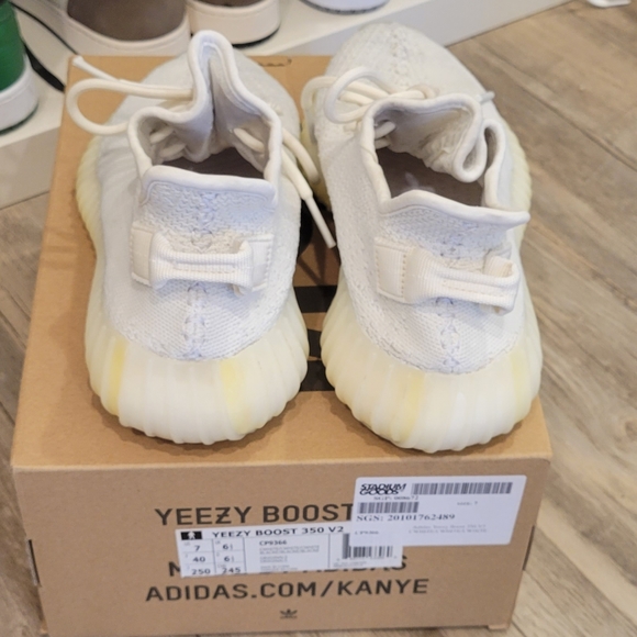 ***SOLD***Adidas Yeezy Boost 350 350s V2 Cream Triple White - Picture 2 of 5